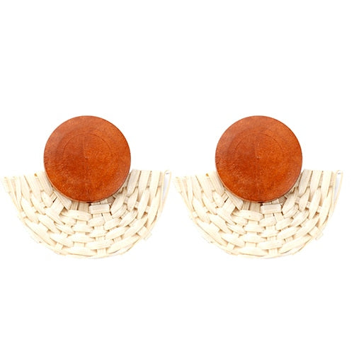 boucles doreilles paille tresseeParcourez notre sélection de boucles d'oreilles paille : vous y trouverez les meilleures pièces uniques ou personnalisées de nos boutiques. 30 mars 2020 - collection de boucles d'oreilles en rotin et paille tressée.  voir plus d'idées sur le thème boucles, boucle d'oreille, coquillage. Matériaux : coquillages nasses naturels - paille tressée · longueur : 11 cm · fabrication à la main : confectionnés avec soin · design : boucles d'oreilles . [conception exquise] : ces boucles d'oreilles cloutées sont faites d'osier de paille naturel dans 4 styles géométriques, avec des aiguilles de perçage. Boucles d'oreilles coquillages étoile de mer et perles bleus. Boucles d'oreille composées d'un grand rond en paille tressée (ancien bouton vintage retravaillé dans mon atelier) surplombant un éventail à pétales. Les boucles d'oreilles paille tressée sont parfaites pour un style alliant charme et raffinement.  avec leur apparence unique, elles te démarqueront !. Colle, collier tressé, nœud papillon, bracelet de cheville. Les meilleures offres pour boucles d'oreilles en rotin cadeaux tissés en paille tresse géométrique pour sont sur ebay ✓ comparez les prix et les. Présentation produit : rattan boucles d'oreilles main paille en osier tresse cerceau boucles d'oreilles déclaration légère bohème cercle de tresse boucle. 4 paires de boucles d'oreilles en rotin léger déclaration géométrique gland tissé boucles d'oreilles bohème à la main paille en osier tresse cerceau pas. Boucles d'oreille composées d'un grand rond en paille tressée (ancien bouton vintage retravaillé dans mon atelier) surplombant un pompon éventail en pétales. Les produits comprennent pedant, boucle d'oreille, bague, bracelet, collier, cheville, bracelet, broochesand cheveux accessoires. . Vetements africains en France