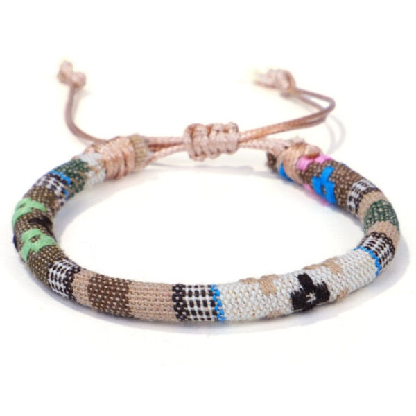 bracelet africain en fil de coton. Monde Africain boutique en ligne de mode africaine.