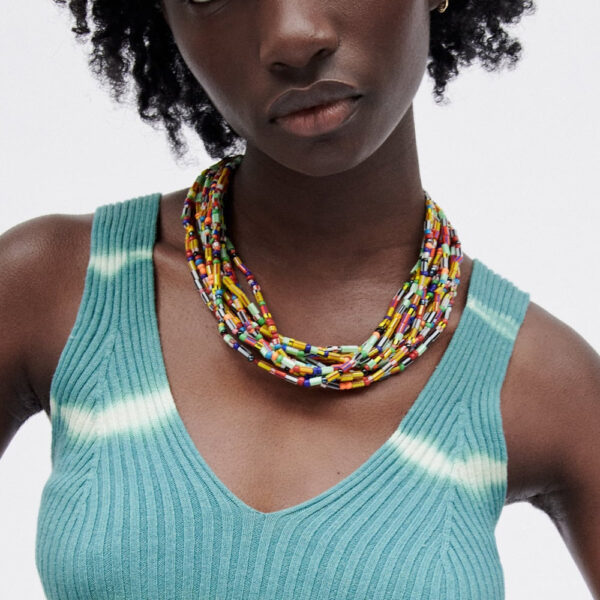 collier africain en plastique. Monde Africain boutique en ligne de mode africaine.